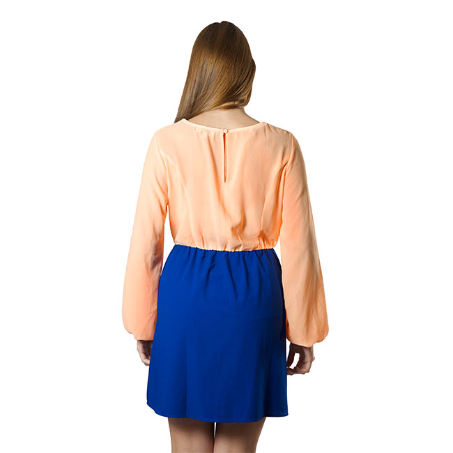 Vestido anaranjado con escote azul